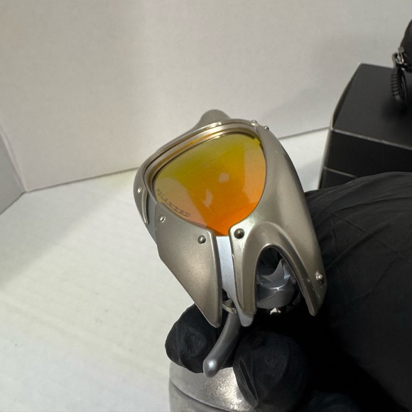 Vintage Y2K Oakley Plate Silver Frame/Icon Polarized Fire Lenses Y2K GorpCore - Picture 4 of 5